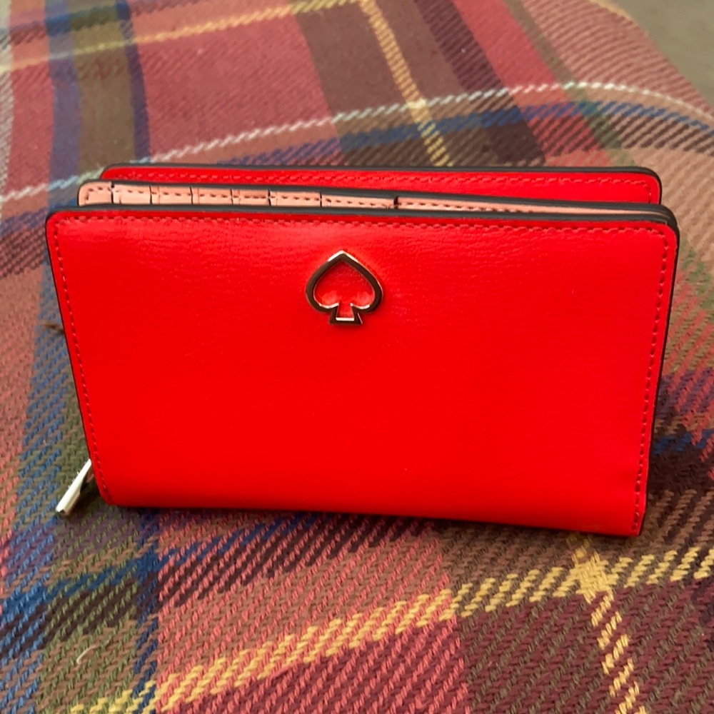 Brand new Kate Spade med bifold wallet. Smoke free home